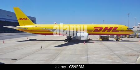 Un giallo e rosso Boeing 757 aereo da società di spedizioni internazionali DHL al vertice di Lisbona Humberto Delgado Aeroporto (LIS). Foto Stock