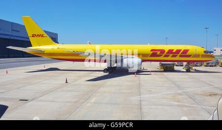 Un giallo e rosso Boeing 757 aereo da società di spedizioni internazionali DHL al vertice di Lisbona Humberto Delgado Aeroporto (LIS). Foto Stock