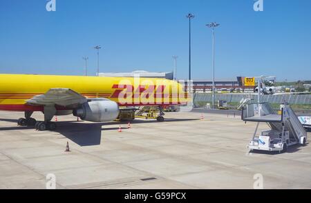 Un giallo e rosso Boeing 757 aereo da società di spedizioni internazionali DHL al vertice di Lisbona Humberto Delgado Aeroporto (LIS). Foto Stock
