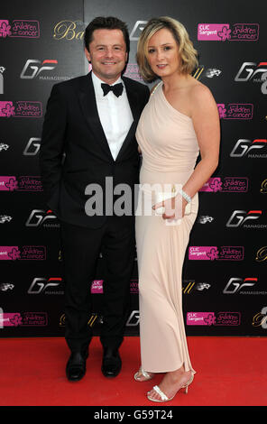 Chris Hollins e Sarah Alexander frequentano il Grand Prix Ball, il ballo annuale che celebra il Gran Premio di Gran Bretagna, all'Hurlingham Club di Londra. Foto Stock