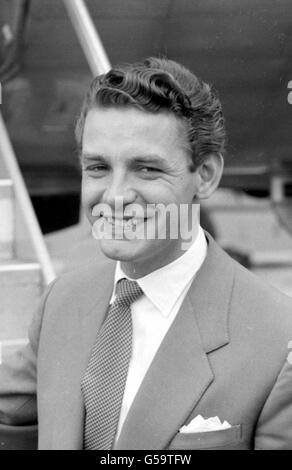 Il cantante Ronnie Hilton all'aeroporto di Heathrow salendo a bordo di un aereo per la Germania per intrattenere le truppe. * 21/2/2001: Hilton, la cantante heart-throb e ballad degli anni '50, è morto all'età di 75 anni, è stato annunciato. Il cantante che ha avuto una serie di successi negli anni '50 e all'inizio degli anni '60 era stato malato per qualche tempo e aveva subito diversi colpi. Morì nella casa di cura di Ersham House a Hailsham, nel Sussex orientale, secondo la carità di showbusiness che lo ha curato, il Grande Ordine dei ratti d'acqua. Foto Stock