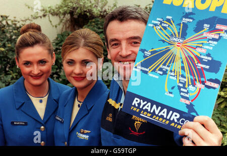 Michael o'Leary (R) Chief Executive di Ryanair, con le assistenti di volo Martina McCrory (L) e Catherine Hanoran (centro) in una conferenza stampa a Londra, per annunciare le nuove rotte di Ryanair, che includono le rotte per l'Austria e il Belgio. * le nuove rotte sono Bruxelles, Salisburgo, Esbjerg in Danimarca, Pescara e Trieste in Italia e Gothenburg e Stoccolma in Svezia. Le tariffe di andata e ritorno partono dalle ore 49 per Bruxelles, dove ci saranno sei voli al giorno. Foto Stock
