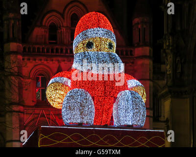 Natale illuminato grande Babbo Natale seduto sul Municipio di Manchester, Inghilterra, Regno Unito Foto Stock