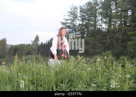 Ragazza Bequtiful in Norvegese tradizionale costume da telemark Beltestakk chiamato Foto Stock