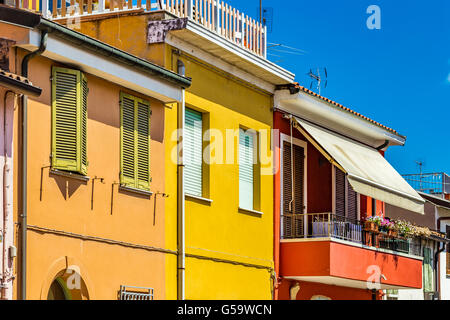 L'allegro case vivacemente colorate di pesca un affascinante villaggio in Romagna, Italia Foto Stock