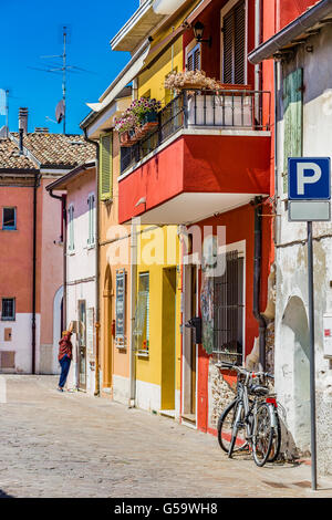 L'allegro case vivacemente colorate di pesca un affascinante villaggio in Romagna, Italia Foto Stock