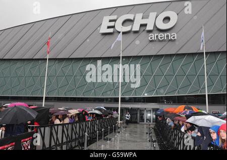 I fan che aspettano sotto la pioggia prima dell'X Factor Bootcamp all'Echo Arena di Liverpool. PREMERE ASSOCIAZIONE foto. Data immagine: Giovedì 19 luglio 2012. Il credito fotografico dovrebbe essere: David Richards/PA Wire Foto Stock