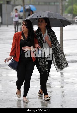 I fan che aspettano sotto la pioggia prima dell'X Factor Bootcamp all'Echo Arena di Liverpool. PREMERE ASSOCIAZIONE foto. Data immagine: Giovedì 19 luglio 2012. Il credito fotografico dovrebbe essere: David Richards/PA Wire Foto Stock