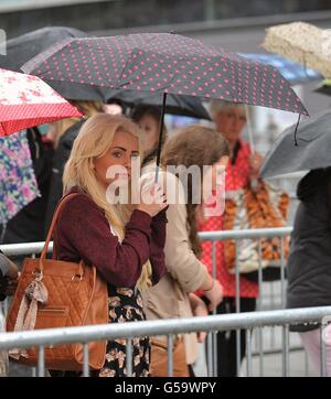 I fan che aspettano sotto la pioggia prima dell'X Factor Bootcamp all'Echo Arena di Liverpool. Foto Stock