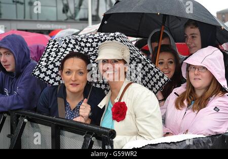 I fan che aspettano sotto la pioggia prima dell'X Factor Bootcamp all'Echo Arena di Liverpool. Foto Stock