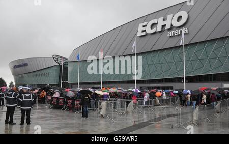 Il fattore X. I tifosi che attendono sotto la pioggia prima dell'X Factor Bootcamp all'Echo Arena di Liverpool. Foto Stock