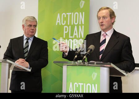 (Sinistra - destra) Tanaiste Eamon Gilmore e Taoiseach Enda Kenny fanno domande dai media in occasione di una conferenza stampa sull'attuazione del piano d'azione per l'occupazione 2012 presso il Guinness Enterprise Centre di Dublino. PREMERE ASSOCIAZIONE foto. Data foto: Giovedì 19 luglio 2012. Vedere la storia del PA POLITICA Salute Irlanda. Il credito fotografico deve essere: Niall Carson/PA Wire Foto Stock