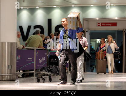 I passeggeri arrivano al Terminal 3 dell'Aeroporto di Heathrow. Foto Stock