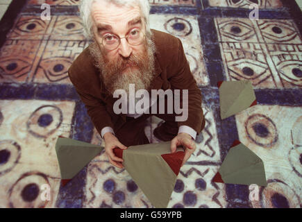 Il curatore del British Museum nel dipartimento dell'antico Vicino Oriente, il dottor Irving Finkel, nella nuova Great Court del British Museum di Londra, con una versione enorme del più antico gioco da tavolo del mondo, L'antico gioco reale di Ur. * il bordo originale è stato trovato dall'archeologo Leonard Woolley alla fine degli anni '20, mentre scavando il sito della città di Ur nel sud dell'Iraq. Ma nessuno aveva idea di come giocare fino a quando il dottor Finkel non trovò una tavoletta di pietra nei suoi archivi che aveva le regole. Foto Stock