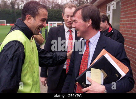 Il presidente del Southampton FC Rupert Lowe (a destra) scherza con il giocatore Hassan Kachloul al campo di allenamento del club dopo che il manager Glenn Hoddle e l'assistente John Gorman hanno annunciato che si stanno trasferendo a Tottenham Hotspur. Foto Stock