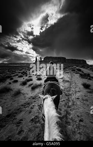 Il Monument Valley a Cavallo Bianco e Nero prospettiva in prima persona da cavallo Foto Stock