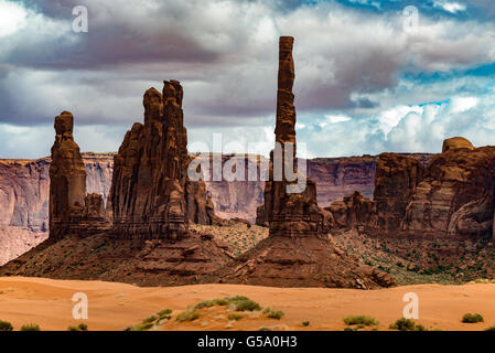 Il Totem Pole pilastro guglia di roccia Monument Valley Arizona USA Foto Stock