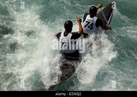 Pavel e Peter Hochschorner della Slovacchia in azione nella doppia canoa maschile durante la sessione di formazione presso il Lee Valley White Water Center. Foto Stock