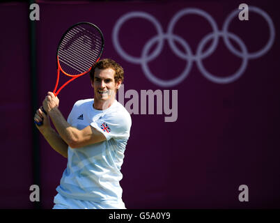 Giochi Olimpici di Londra - attività pre-Giochi - Giovedi. Andy Murray della Gran Bretagna durante la sessione di prove all'All England Lawn Tennis and Croquet Club, Wimbledon, Londra. Foto Stock