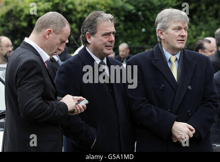 (Da sinistra) Ian Mallon, Michael Denieffe ed Eddie Cunningham partecipano al funerale del giornalista irlandese ucciso Eugene Moloney presso la nostra Signora Regina della Pace a Dublino. Foto Stock