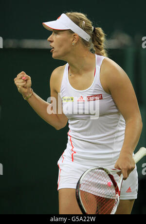 Angelique Curber in Germania celebra la sconfitta della Sabine Lisicki in Germania durante l'ottavo giorno dei campionati di Wimbledon 2012 all'All England Lawn Tennis Club di Wimbledon. Foto Stock