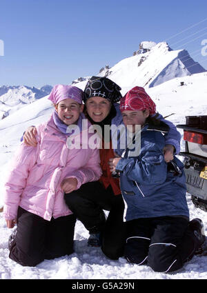 La Duchessa di York con le sue figlie la Principessa Beatrice (a sinistra) e la Principessa Eugenie (a destra) durante una vacanza sciistica nelle Alpi svizzere. Il duca e la duchessa di York celebravano la principessa Eugenie superando il suo esame di ingresso comune. * il successo dell'esame di Eugenie di dieci anni significa che ora si iscrive a una scuola privata vicino al Castello di Windsor. Il duca divorziato e la duchessa furono riuniti nella loro località alpina svizzera preferita e posati per fotografie con Beatrice e Eugenie, che ha 11 anni a marzo. Foto Stock