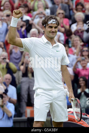 Tennis - 2012 Wimbledon Championships - Day Eleven - The All England Lawn Tennis and Croquet Club. Roger Federer in Svizzera celebra la sconfitta di Novak Djokovic in Serbia Foto Stock