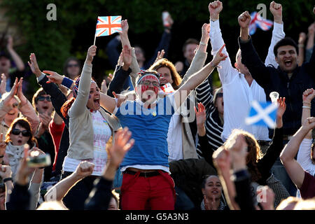 I fan celebrano la vittoria semifinale di Andy Murray su Jo-Wilfried Tsonga su Murray Mount durante il giorno Eleven dei Campionati Wimbledon 2012 presso l'All England Lawn Tennis Club di Wimbledon. Foto Stock