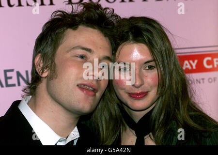 Il famoso chef Jamie Oliver e la moglie Jools, arrivano al London Hilton per il British Book Awards 2000. Foto Stock