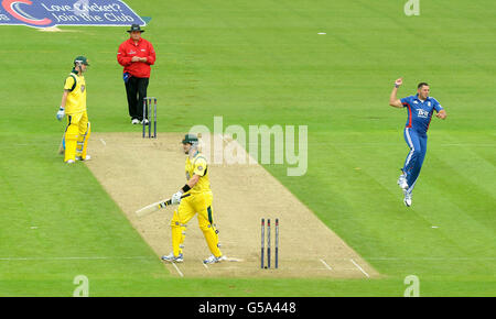 Englands Tim Brennan (a destra) celebra il wicket di Shane Watson (centro) in Australia durante la quarta NatWest Series One Day International a Emirates Durham ICG, Chester-le-Street. Foto Stock