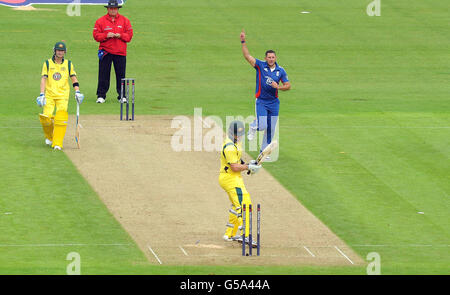 Englands Tim Brennan (a destra) celebra il wicket di Shane Watson (in basso) in Australia durante la quarta NatWest Series One Day International a Emirates Durham ICG, Chester-le-Street. Foto Stock