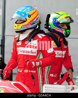 La Scuderia Ferrari Fernando Alonso (a sinistra) dopo le qualifiche in pole position con il team driver Felipe massa al Gran Premio di Gran Bretagna al circuito di Silverstone, Silverstone. Foto Stock