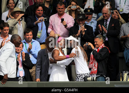 La Serena Williams degli Stati Uniti celebra con la sorella Venus nel box giocatori dopo aver battuto l'Agnieszka Radwanska polacca per vincere le Singles femminili durante il dodici° giorno dei Campionati Wimbledon 2012 all'All England Lawn Tennis Club di Wimbledon. Foto Stock