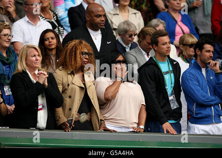 Oracene Price (seconda a sinistra) madre della Serena Williams degli Stati Uniti celebra la sua vittoria su Agnieszka Radwanska polacca nella finale femminile del 12° giorno dei Campionati Wimbledon 2012 presso l'All England Lawn Tennis Club di Wimbledon. Foto Stock