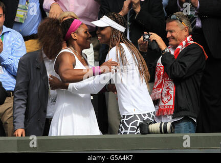 La Serena Williams degli Stati Uniti celebra con la sorella Venus nel box giocatori dopo aver battuto l'Agnieszka Radwanska polacca per vincere le Singles femminili durante il dodici° giorno dei Campionati Wimbledon 2012 all'All England Lawn Tennis Club di Wimbledon. Foto Stock