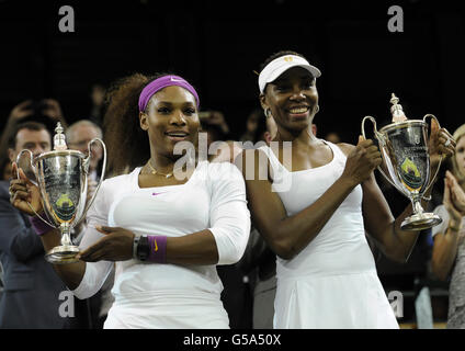 Tennis - 2012 Wimbledon Championships - Day Twelve - The All England Lawn Tennis and Croquet Club. USA Serena (a sinistra) e Venus Williams con i loro trofei dopo aver vinto la finale delle Donne doppie Foto Stock