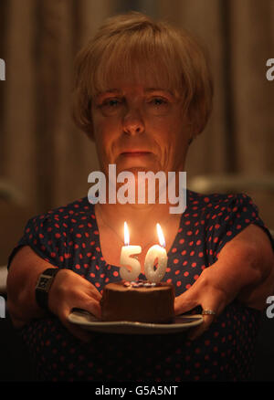 Maggie Woods, presidente della Irish Thalidomide Association, celebra il suo 50° compleanno in una conferenza stampa al Buswells Hotel di Dublino. Foto Stock