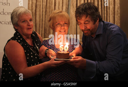 I sopravvissuti alla talidomide Fiona Cassidy (a sinistra) e il dottor Austin o'Corroll (a destra) aiutano Maggie Woods, presidente della Irish Thalidomide Association, a celebrare il suo 50° compleanno in una conferenza stampa al Buswells Hotel di Dublino. Foto Stock