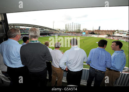 I fan aziendali potranno godere di una vista eccezionale dell'azione di gioco nell'area VIP del Kia Oval Foto Stock