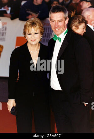 L'attrice Julie Walters e suo marito Grant Roffey frequentano gli Orange British Academy Film Awards al cinema Odeon, in Leicester Square di Londra. La tuta di Julie è di Armani. Foto Stock