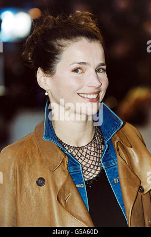 L'attrice francese Julia Ormond durante gli Orange British Academy Film Awards presso l'Odeon di Leicester Square a Londra. La cerimonia è stata portata avanti diverse settimane dagli anni precedenti per conferirgli una posizione più prominente nel calendario del film. Foto Stock