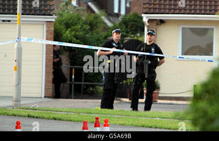 Polizia armata sulla scena vicino a Redbridge Road, Clacton, dopo che un uomo è stato ucciso e un altro ferito in un tiro. Foto Stock