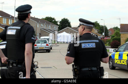 Tiro a Clacton. Polizia sulla scena vicino Redbridge Road, Clacton, dopo che un uomo è stato ucciso e un altro ferito in un tiro. Foto Stock