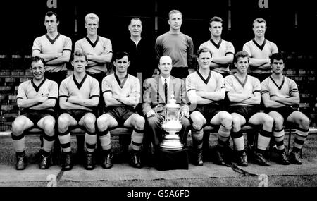 Stan Cullis (centro), direttore di Wolverhampton Wanderers, e la sua squadra vincitrice della fa Cup con la coppa a Molineux, a Wolverhampton. 28/02/01: Cullis, che ha gestito i Lupi durante i giorni di gloria europea del club negli anni '50, è morto all'età di 85 anni. * Cullis, un centro coltivato ed ex capitano dell'Inghilterra, aveva vissuto in una casa di cura del Worcestershire ed era stato malato per un certo tempo. Foto Stock