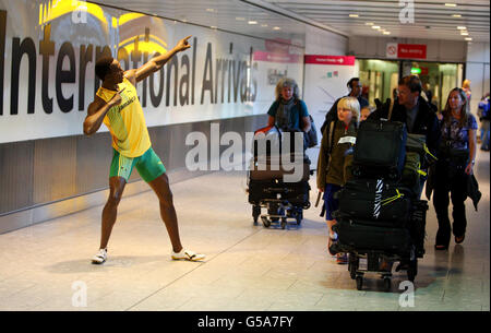 I passeggeri che arrivano al Terminal 5 dell'Aeroporto di Heathrow sono accolti da una statua di cera creata da Madame Tussauds London dello sprinter giamaicano Usain Bolt, che è stato ufficialmente presentato all'aeroporto prima di essere esposto all'attrazione nel centro di Londra lunedì 23 luglio. Foto Stock