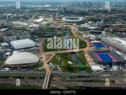 Vista aerea del Parco Olimpico, a Stratford, Londra est, che mostra il Velodromo Olimpico, l'arena di Basket (entrambi a sinistra), l'Arena di Hockey (a destra), lo Stadio Olimpico e l'orbita ArcelorMittal (sfondo). Foto Stock