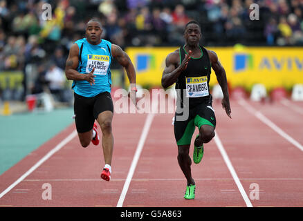 Mark Lewis-Francis (a sinistra) e Dwain Chambers della Gran Bretagna durante i 100 metri di maniche durante il primo giorno del Gran Premio di Londra Aviva 2012 al Crystal Palace National Sports Center di Londra. Foto Stock