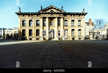 Una vista del 17 ° secolo Clarendon Building a Oxford. La cappella del 15 ° secolo Hertford College può essere vista a destra. Parte della Nuova Biblioteca Bodleiana può essere vista a sinistra. Foto Stock