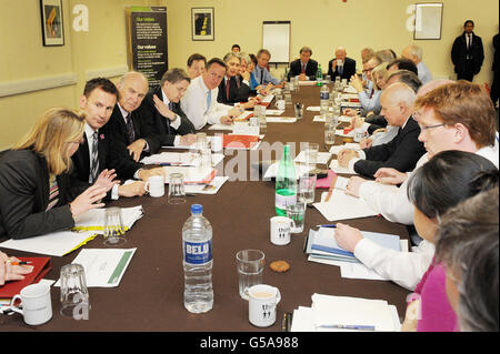 Il primo ministro David Cameron (quinto a sinistra) durante un incontro del gabinetto al Soho Depot a Smethwick, West Midlands. Foto Stock