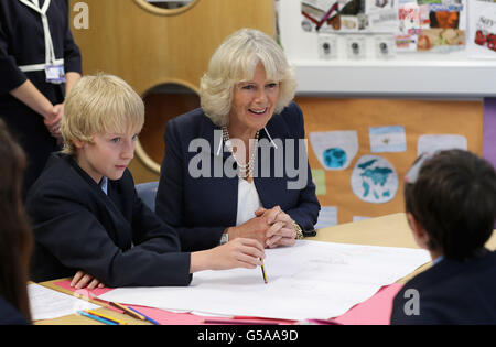 Duchessa di Cornovaglia, incontra gli alunni durante una visita alla Scuola secondaria Grainville di St Helier, come parte di una visita al Giubileo dei Diamanti alle Isole del canale, del Principe di Galles e Camilla. Foto Stock